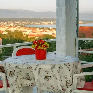 https://apartments-kremenici.primorje-gorskikotar.com