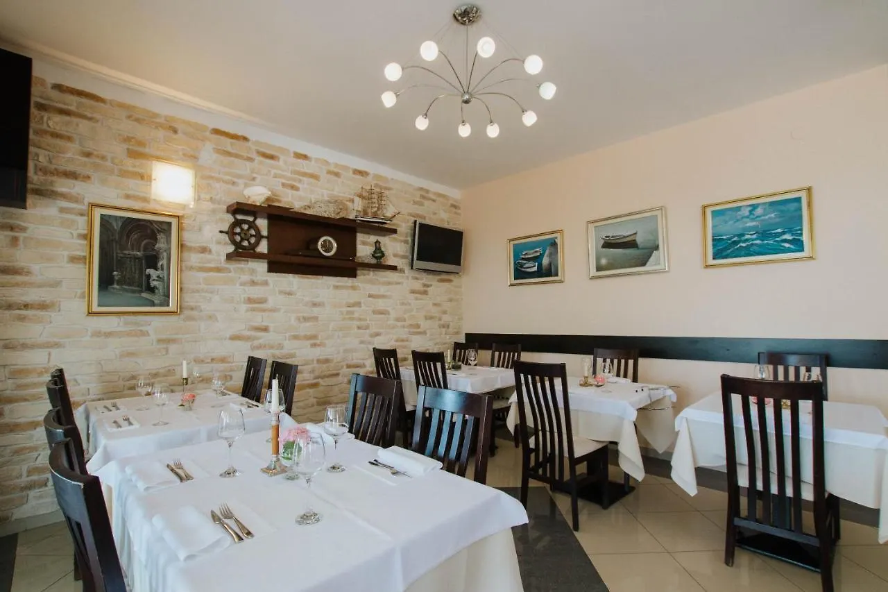 Hotel Vila Tina 3*, Arbanija